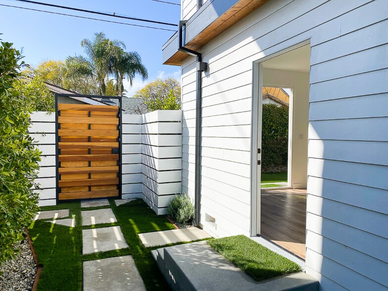 Building Photo - 3003 Cloverdale Ave