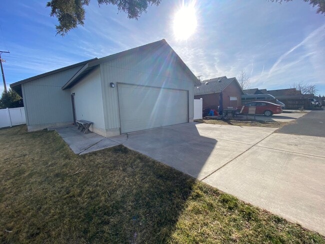 Building Photo - Great NE Bend Home
