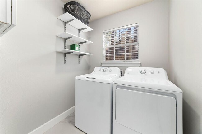 Building Photo - 183 N Village Knoll Cir