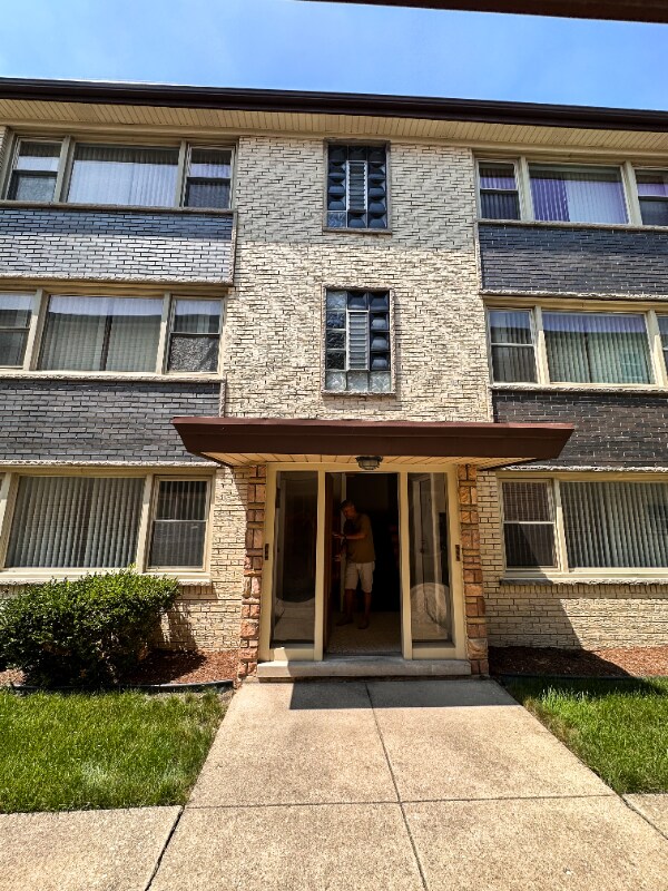 Building Photo - 7344 W Belmont Ave