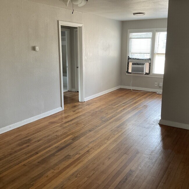 Building Photo - One Bed/One Bath Close to Woodlawn Lake Park