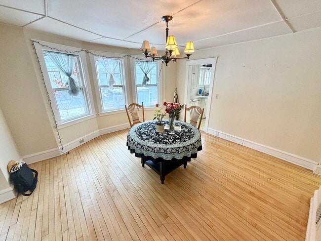 Building Photo - 3 Bedroom Apartment in Burlington VT Available NOW! OFF STREET PARKING, LAUNDRY, HEAT INCLUDED!