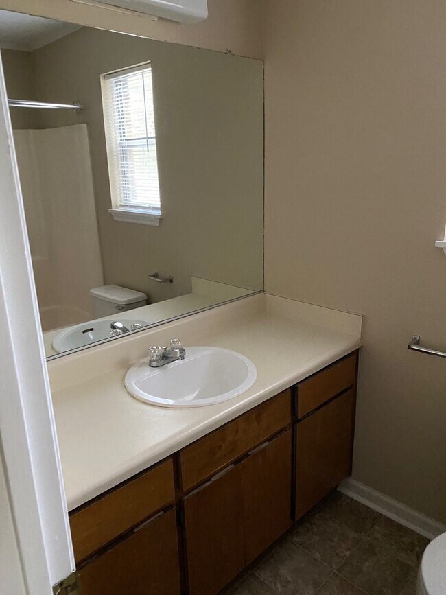 Building Photo - Beautiful home in the heart of Martinez