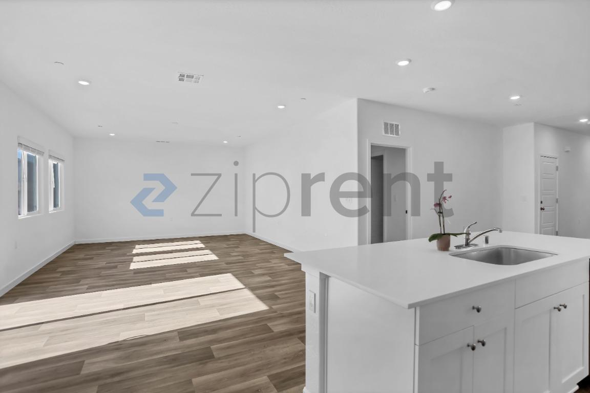 Building Photo - Unit