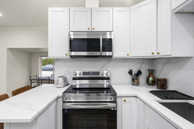 Building Photo - 815 SW Cloverdale St