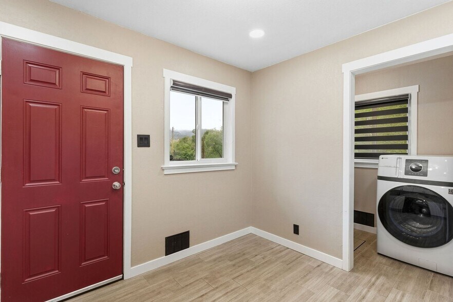 Building Photo - 405 Wilhelmia Ave