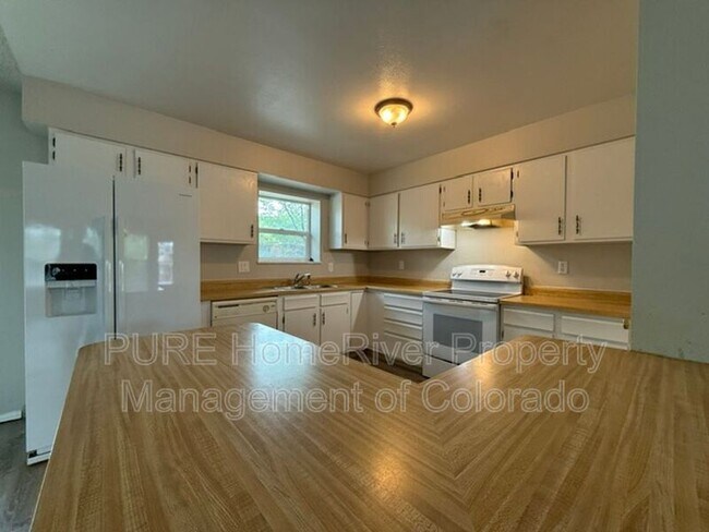 Building Photo - 7140 Poteae Dr