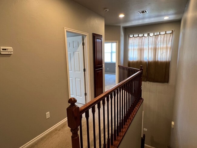 Building Photo - (3) Bed/(2.5) Bath Townhouse in Core Norma...