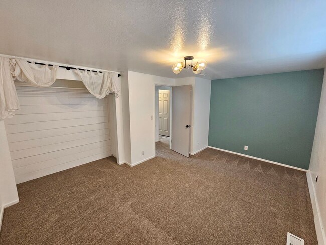 Building Photo - Close to Sugar House Park 2 Bd 1 Ba Basement Duplex