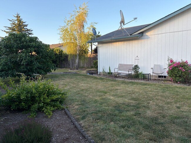 Building Photo - 2-bedroom 1-bathroom duplex in Thurston