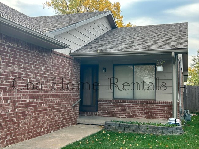 Building Photo - Duplex in Willowesque neighborhood