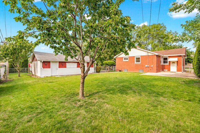 Building Photo - 1500 Mandel Ave