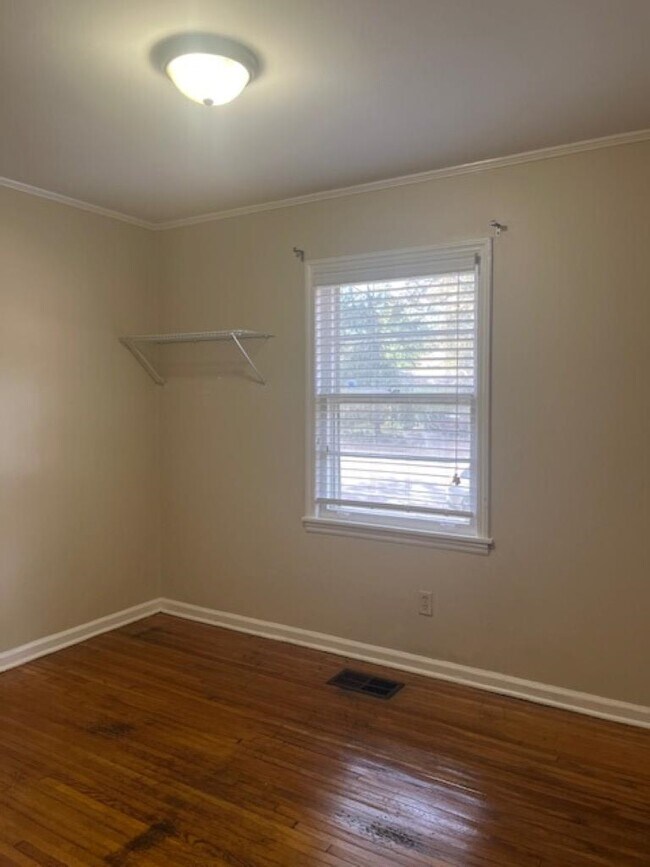 Building Photo - 1022 S White Station Rd