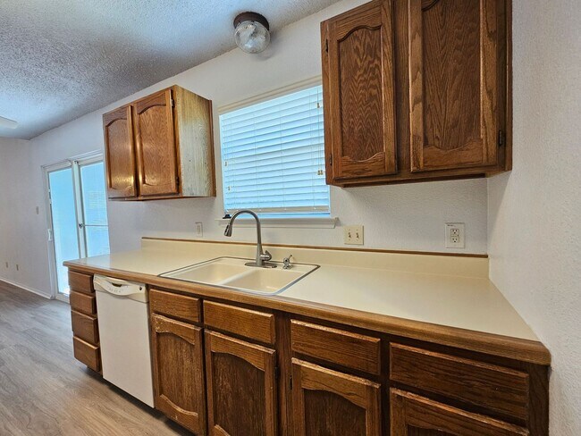 Building Photo - HUGE RENT REDUCTION & READY FOR MOVE-IN!