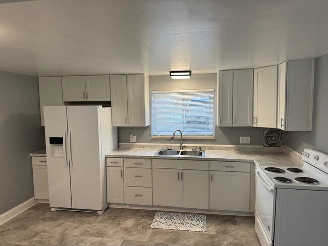 Building Photo - 1702 Rosemont Rd SW