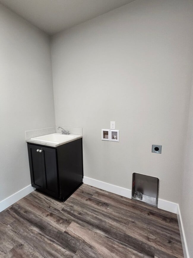 Building Photo - Elegant 4 Bed, 2 Ba Home - MANY Upgrades &...
