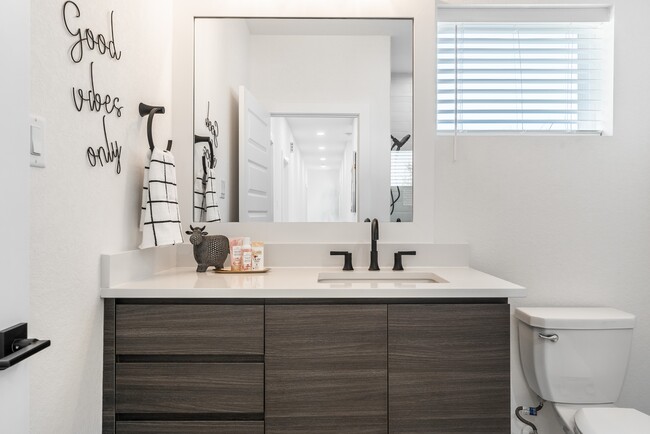 Building Photo - 719 Eleanor Ave