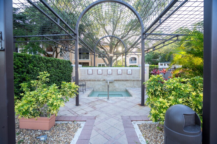 Building Photo - 4142 Central Sarasota Pky