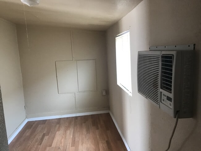 Building Photo - Phoenix 1 Bedroom Unit
