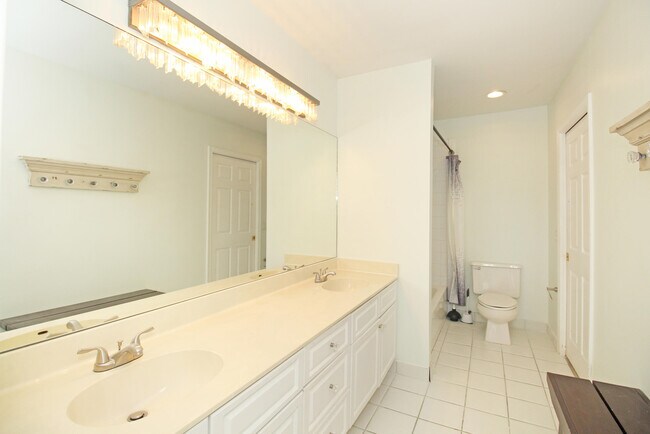Building Photo - 896 Rose Ct