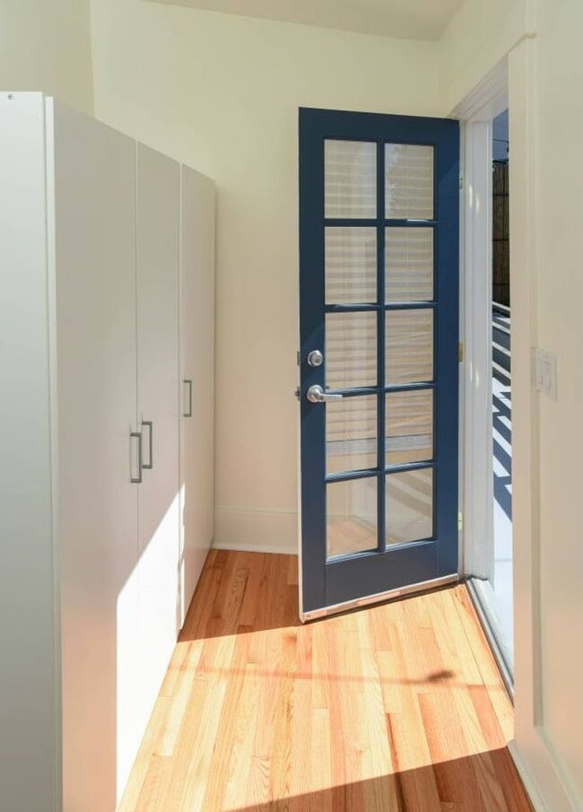 Building Photo - Updated 1 Bed 1 Bath in the Heart of Echo Park - Parking, laundry and great views!