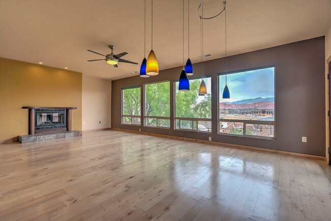 Building Photo - Gorgeous, Custom 4 bed, 3 bath Pet-Friendl...