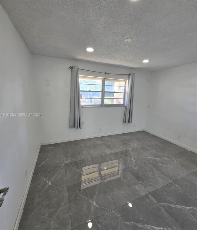 Building Photo - 5130 SW 40th Ave