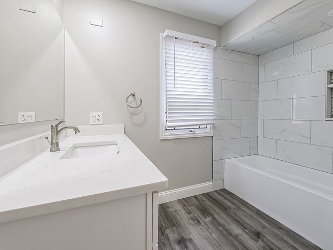 Building Photo - Fully Upgraded 3-Bed Farmington Hills Home!