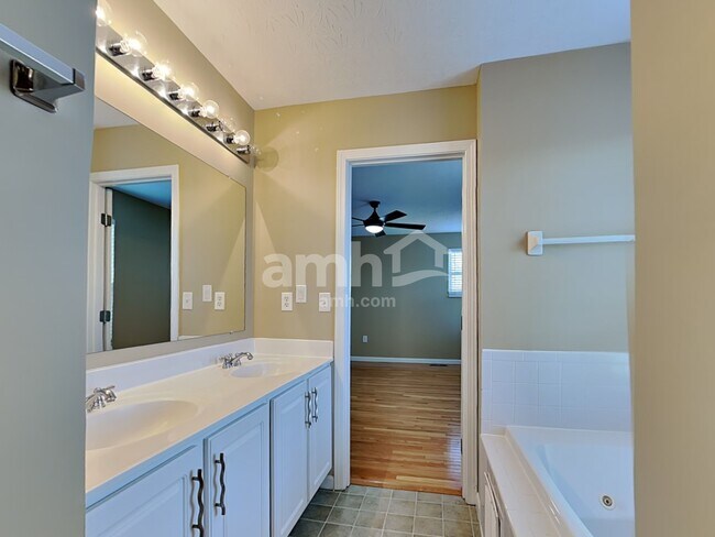 Building Photo - 447 Hartford Ct