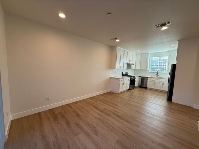 Building Photo - 8461001/85