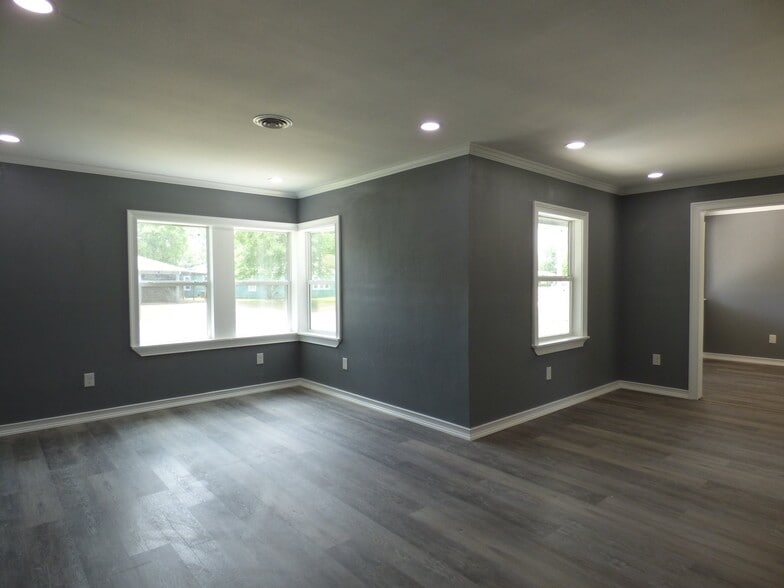 Building Photo - 1030 Clairmont Dr