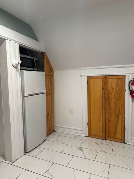 Building Photo - 305 Woodside Ave