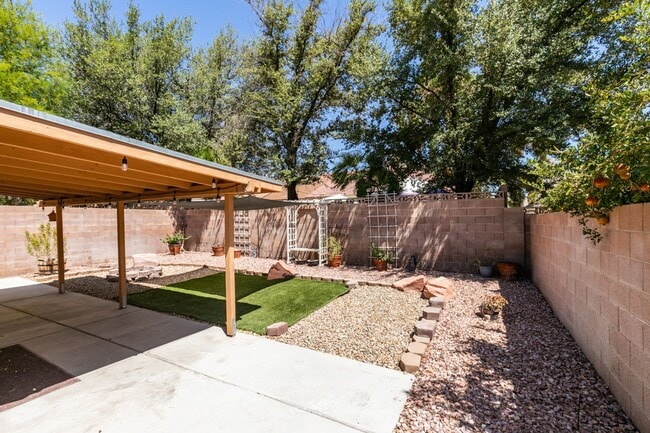 Building Photo - EASTERN AND WINDMILL 3 BEDROOM HOME WITH LARGE BACKYARD, NO HOA, AND SOLAR PANELS