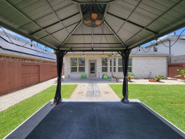 Building Photo - This thoughtfully designed home boasts 4 spacious bedrooms (2 down) and 3.5 baths, providing ampl...
