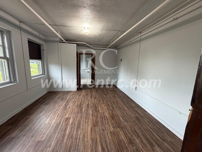 Building Photo - 210-148 Walnut-