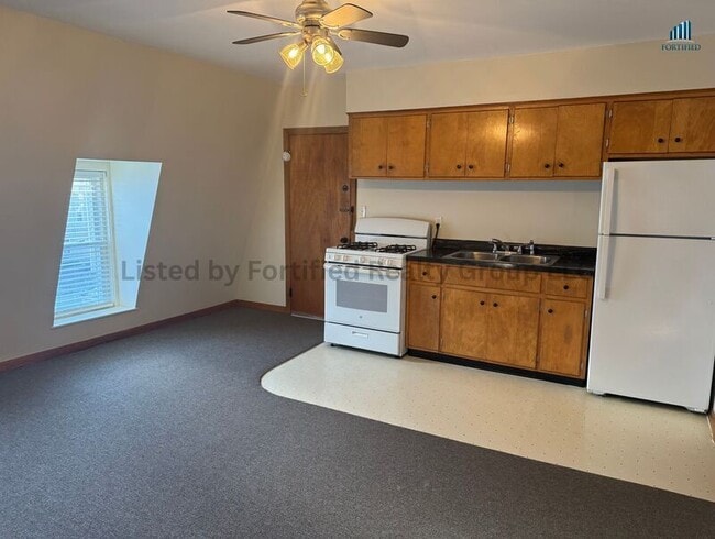 Building Photo - 825 Plymouth Ave