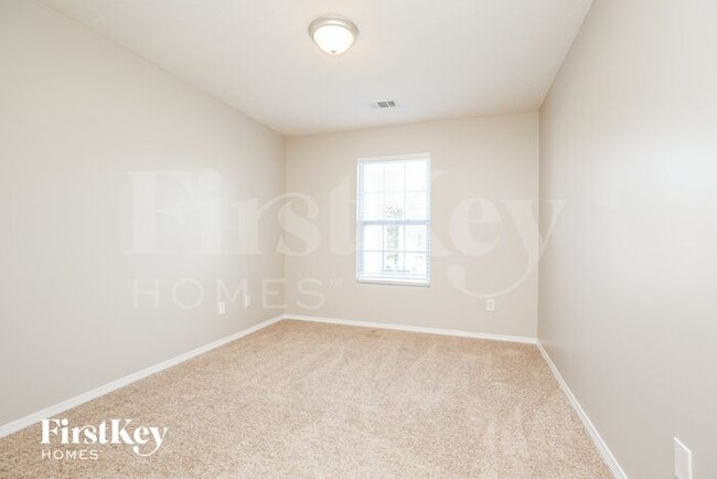 Building Photo - 2875 Creekbend Dr