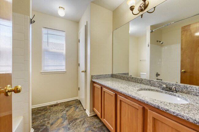 Building Photo - Evolve Real Estate: Beautiful 5 Bedroom Home in HIGHLANDS RANCH - Available NOW!