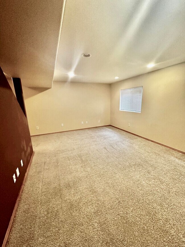 Building Photo - 5 Bedroom home on Fairweather for Rent!