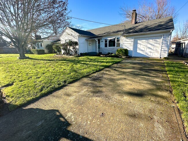 Primary Photo - 1069 Evergreen Ave NE