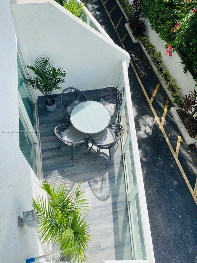 Building Photo - 1528 Brickell Ave