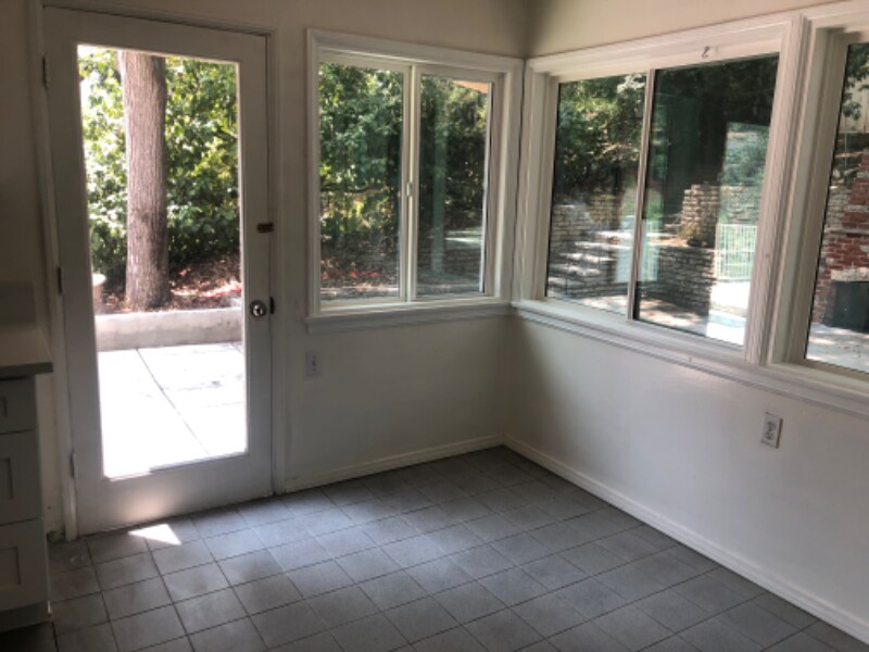 Building Photo - 2721 E Chevy Chase Dr