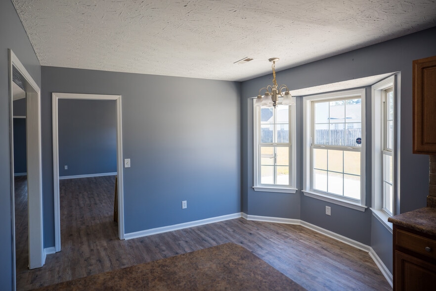 breakfast nook - 1905 Elsie Cir NE