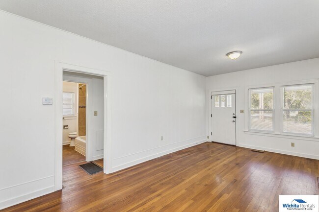 Building Photo - 2 bedroom 2 bath home