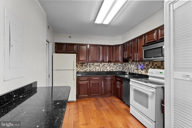 Building Photo - 3713 S George Mason Dr