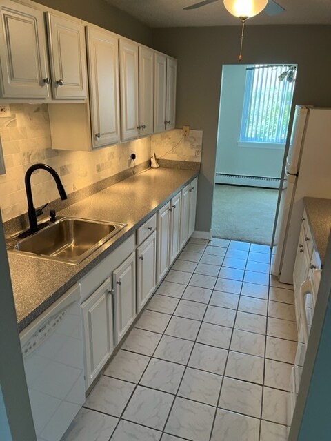 Kitchen - 225 S Rohlwing Rd