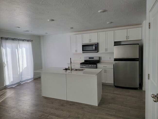 Building Photo - 4 Bed 2.5 Bathroom Townhouse