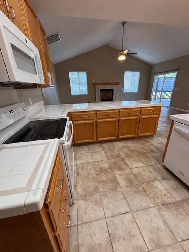 Building Photo - Three bed, two bath unit conveniently located off of Bell Road!