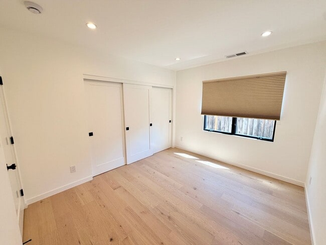 Building Photo - Never-Lived-In Luxury: 1,408 Sq Ft Detached Single-Family Home with Private Office — Downtown Sun...