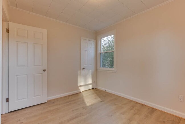 Building Photo - Charming Renovated Home with Modern Upgrades and Spacious Yard!